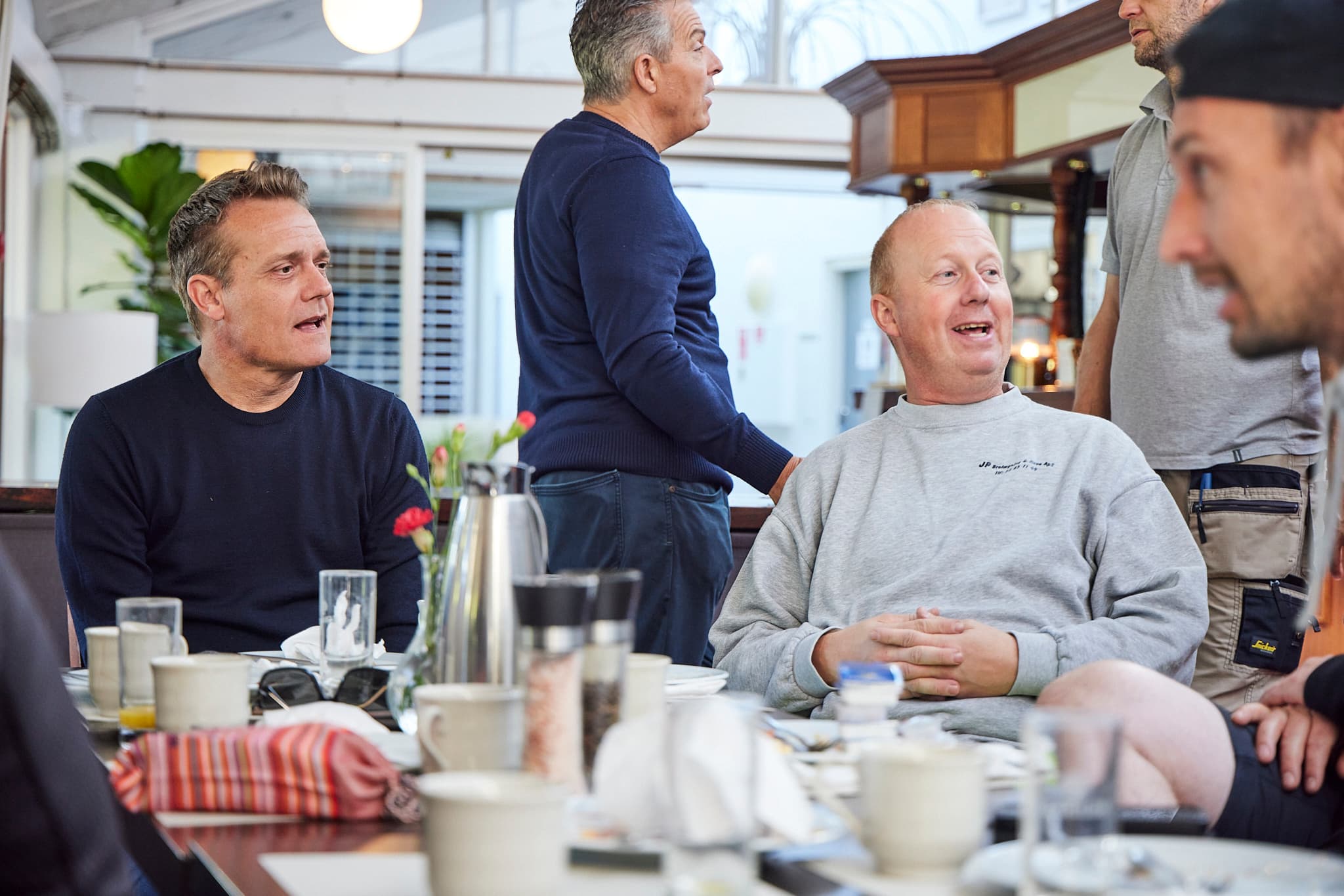 Partnere mingler ved et Simple Network event
